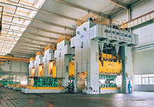 由1臺LD4-1250/750B型閉式四點雙動拉伸壓力機和3臺JE39-1000型、1臺JB39-800B型閉式四點單動壓力機組成的大型沖壓生產線